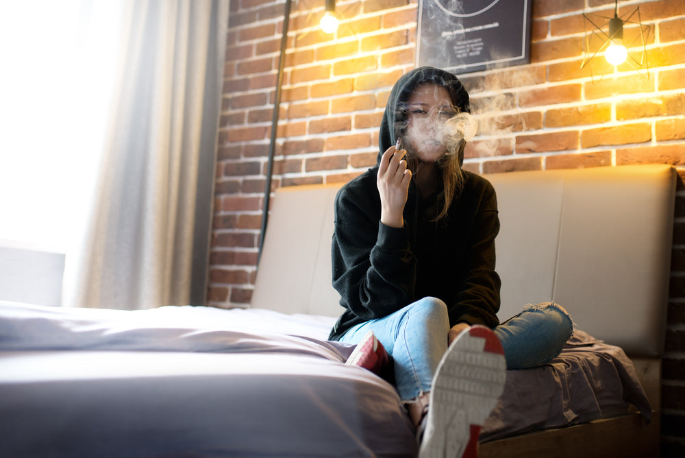 girl-smokes-in-appartement