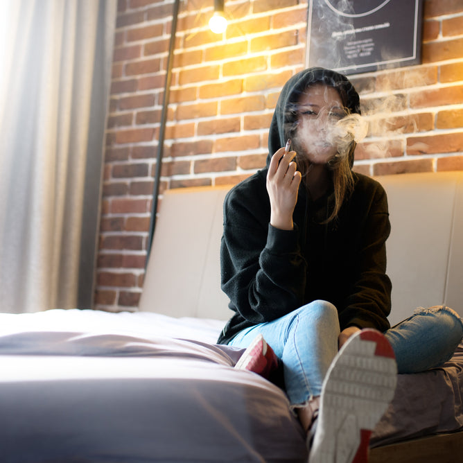 girl-smokes-in-appartement